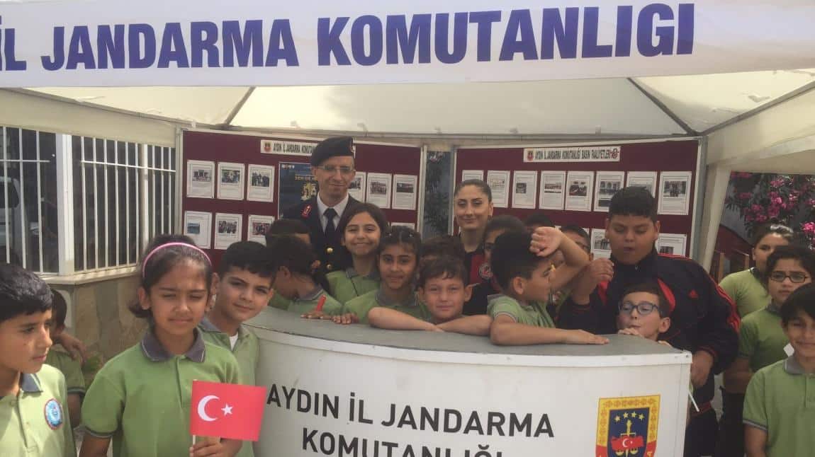 Okulumuz öğrencileri Aydın İl Jandarma Komutanlığı standını ziyaret etti...